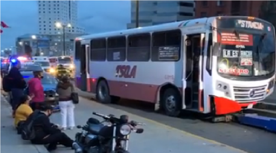 Choca camión suburbano contra un poste de luz, en Paseo Constituyentes