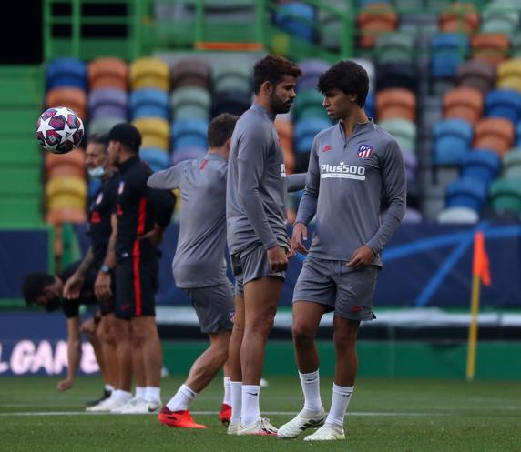 Entrenamiento del Atlético de Msadrid en Lisboa previa al partido de cuartos de Champions ante el Leipzig.Joao Felix y Diego Costa.