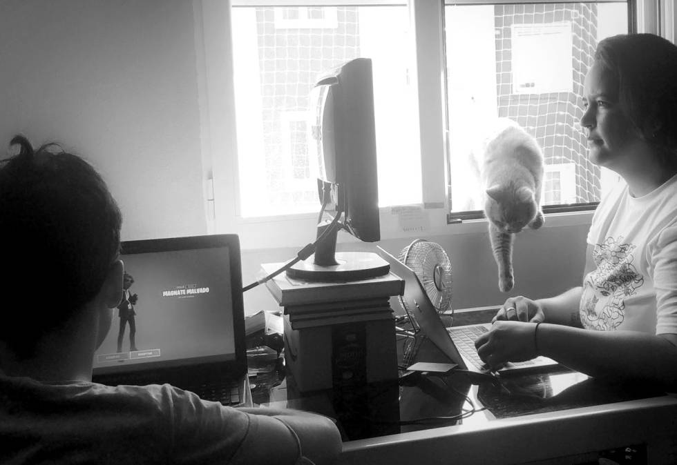 Ari, su hijo Sebas y el gato 'Joaquín' en un día cualquiera de trabajo.