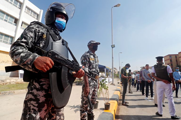Fuerzas de seguridad egipcias vigilando el desarrollo de las elecciones al Senado, el pasado 12 de agosto, en El Cairo.