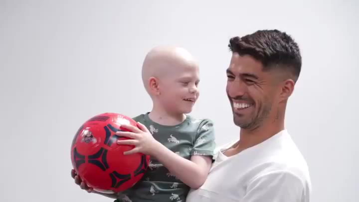 Luis Suárez muestra su cara más solidaria Luis Suárez muestra su cara más solidaria