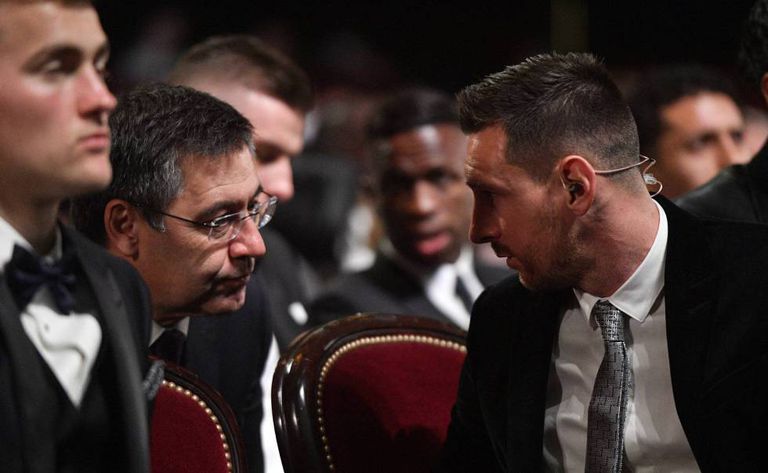Bartomeu conversa con Messi en la última gala del Balón de Oro.