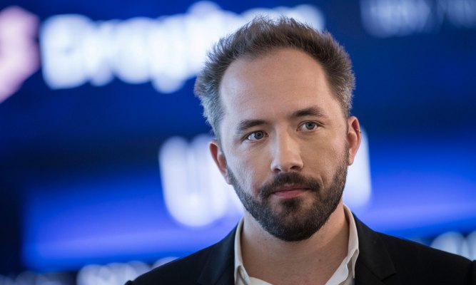 El director ejecutivo de Dropbox, Drew Houston, dice que la pandemia obligó a la empresa a reevaluar lo que significa el trabajo
