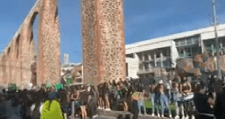 Feministas de Querétaro, protestan por la despenalización del aborto, hacen pintas frente al Congreso local