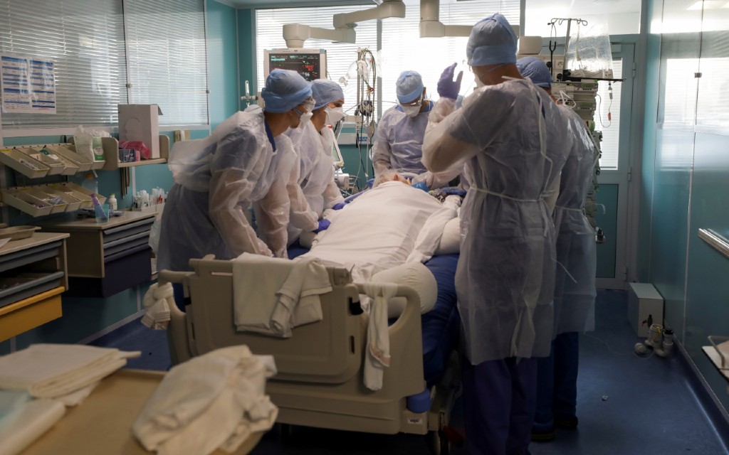 Francia supera nuevo máximo diario de casos Covid, al rebasar los 13 mil contagios