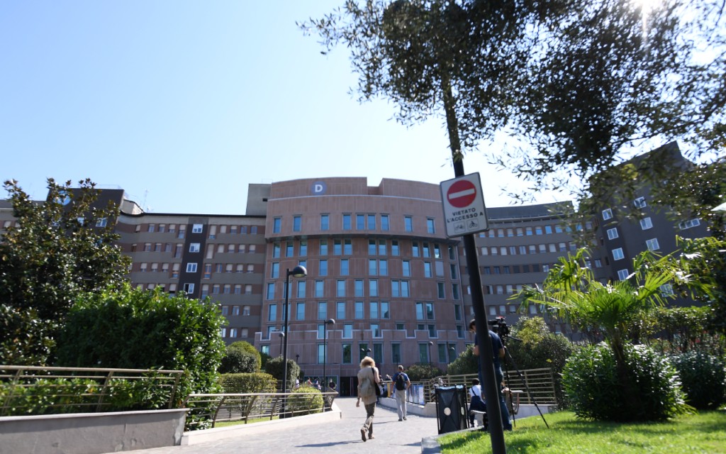 Hospitalizan a Berlusconi tras presentar doble neumonía en fase temprana de Covid-19