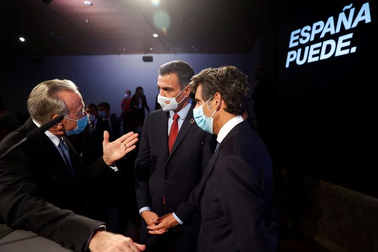 El presidente del Gobierno, Pedro Sánchez (centro) conversa con el presidente de la Fundación La Caixa, Isidre Fainé (izquierda) y el presidente de Telefónica, José María Álvarez-Pallete.