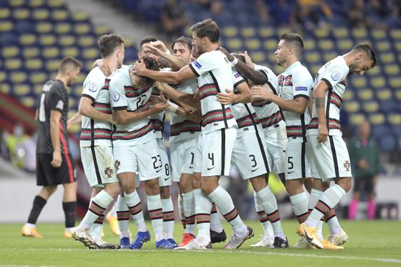 Los compañeros felicitan a Joao Félix.