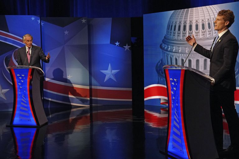 El senador Edward Markey (izquierda) y Joseph Kennedy III, durante su último debate por las primarias de Massachusetts.