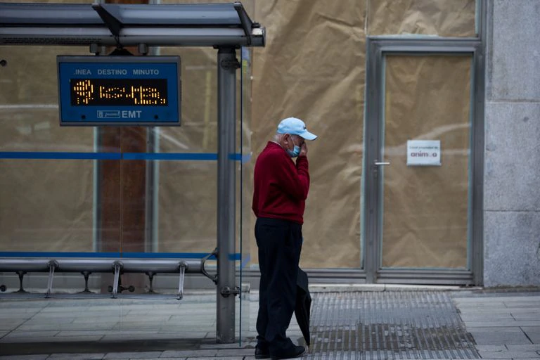 Un hombre espera al autobús en la Gran Vía de Madrid el 25 de septiembre.