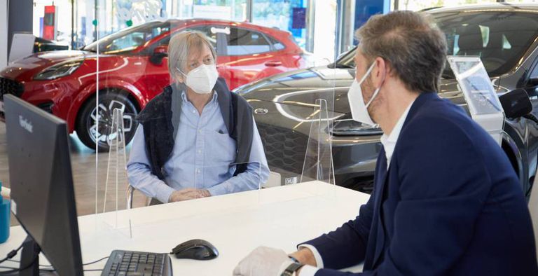 Un cliente se informa sobre un vehículo en un concesionario.