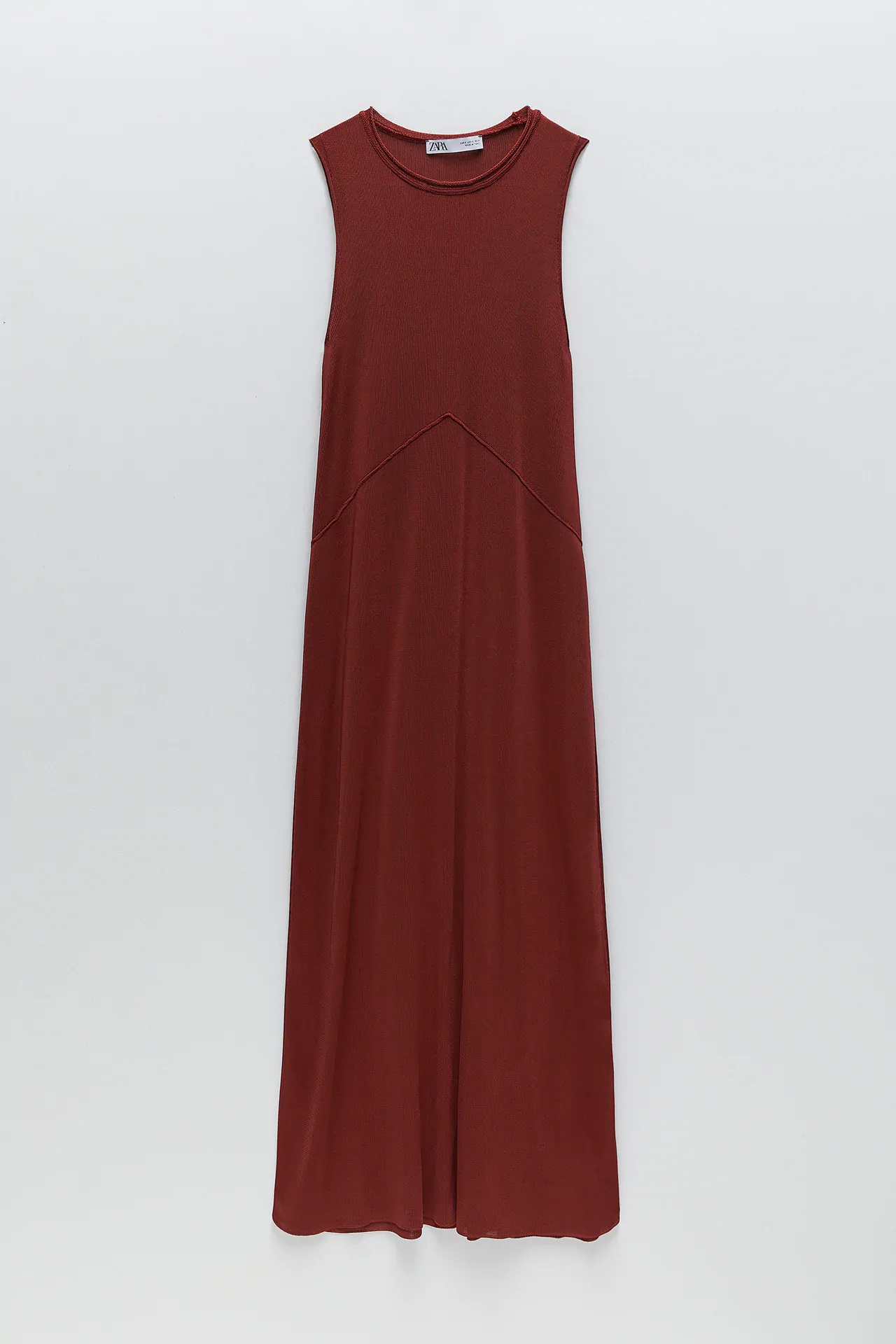 Laura Matamoros lleva el vestido de punto de Zara básico que siempre queda bien