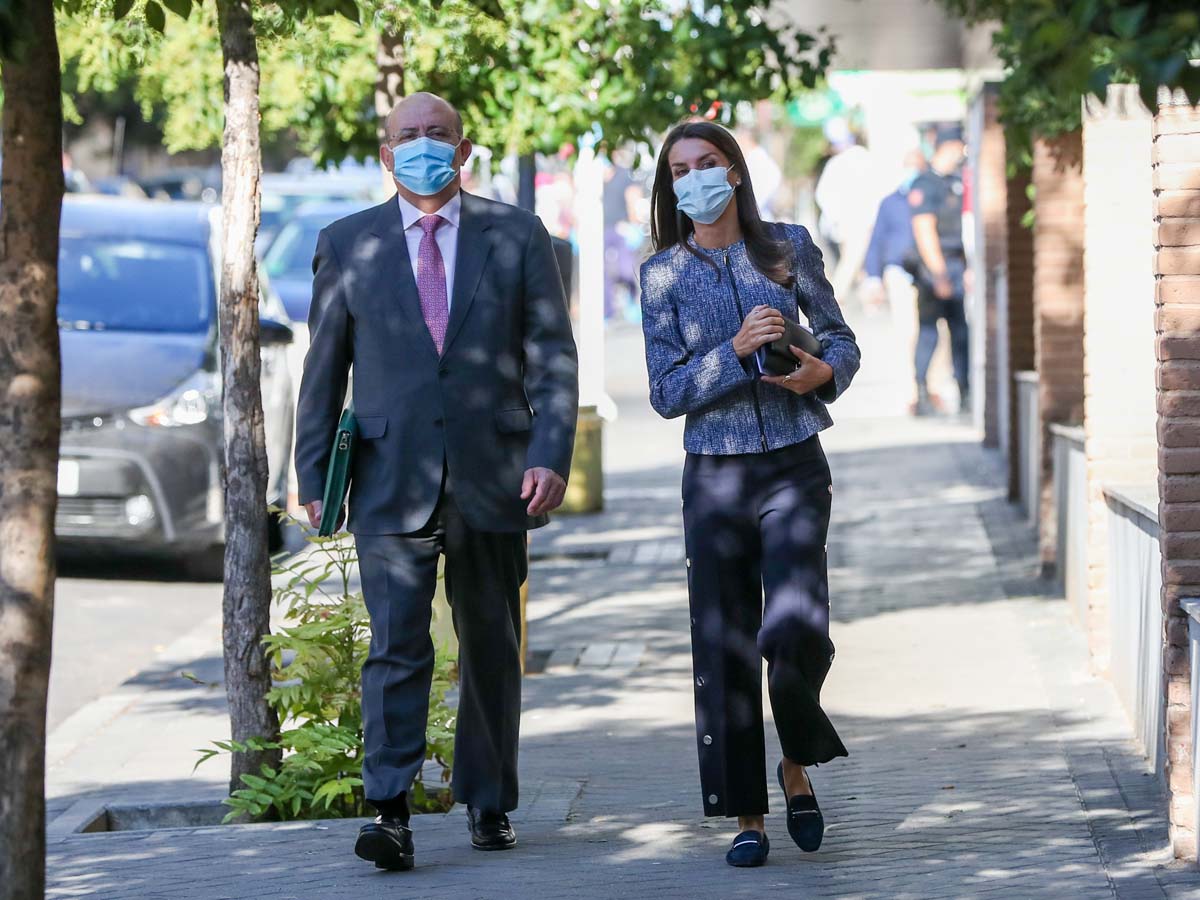 La reina Letizia junto a Juan Carrión Tudela a su llegada a la reunión con FEDER / GTRES
