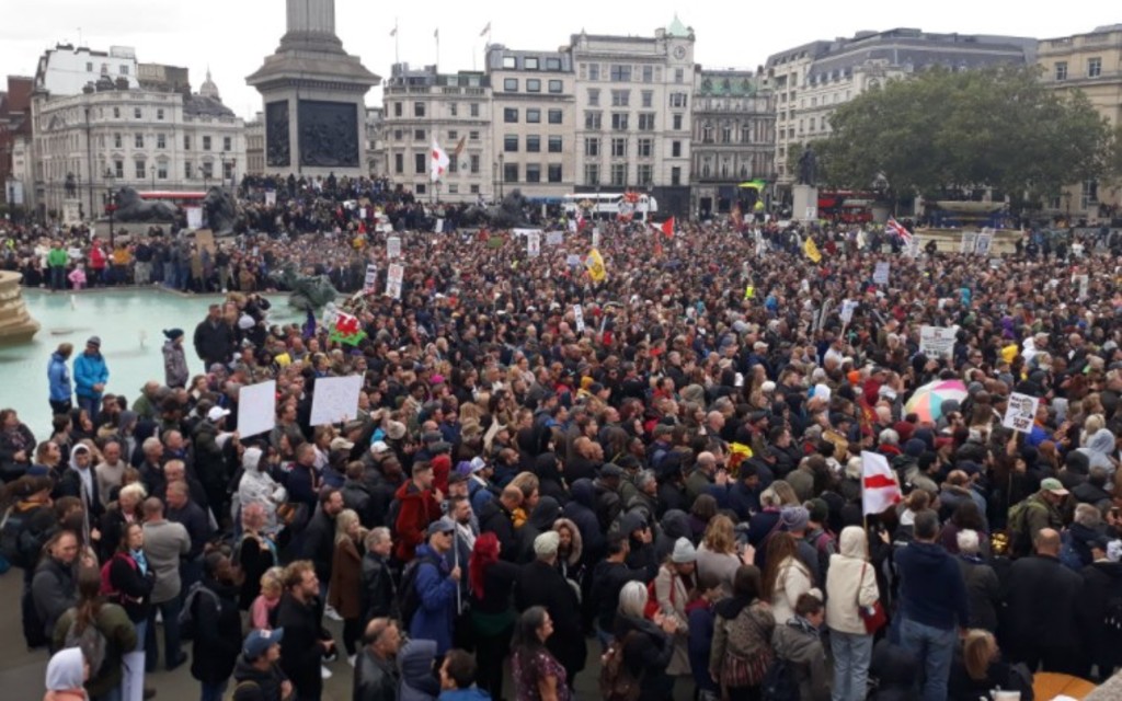 Manifestantes se enfrentan a la policía en Londres, en protesta anticonfinamiento | Video