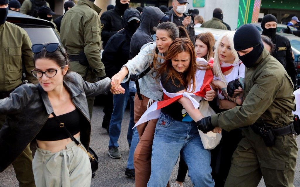 Más de 200 detenidos en una manifestación de mujeres contra Lukashenko