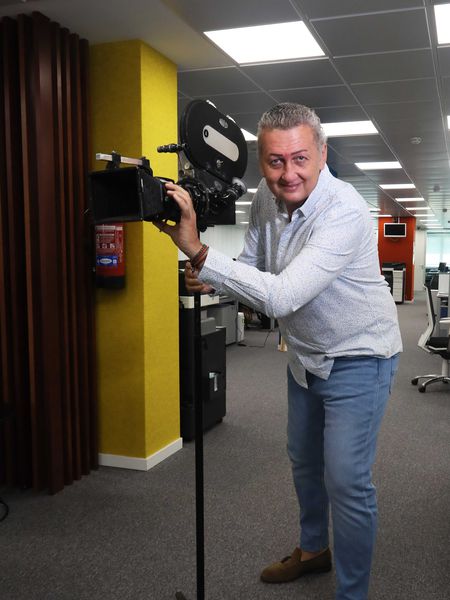 Miguel Sánchez, director del programa de Telemadrid 'Dos en la carretera', posando en la sede de la productora Eurostar Mediagroup.