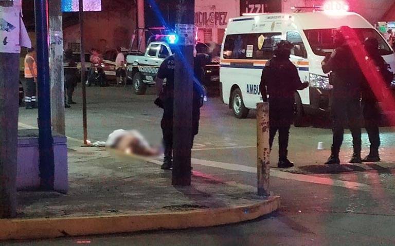 Matan a maestra, su hija transmite en vivo su asesinato, la graba tendida en el suelo