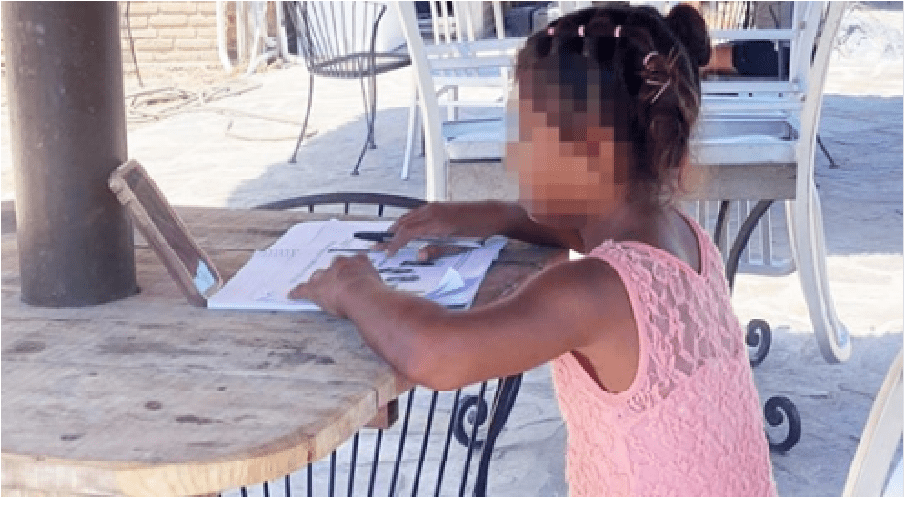 Niños pobres se cuelgan del internet de un hotel para recibir clases virtuales y hacer tareas