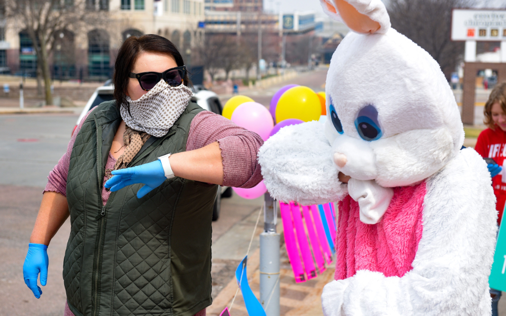 OMS recuerda su recomendación de evitar saludar con el codo porque no se guarda la distancia