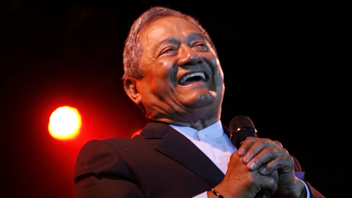 Familia de Manzanero desmiente su muerte: “está respondiendo bien”