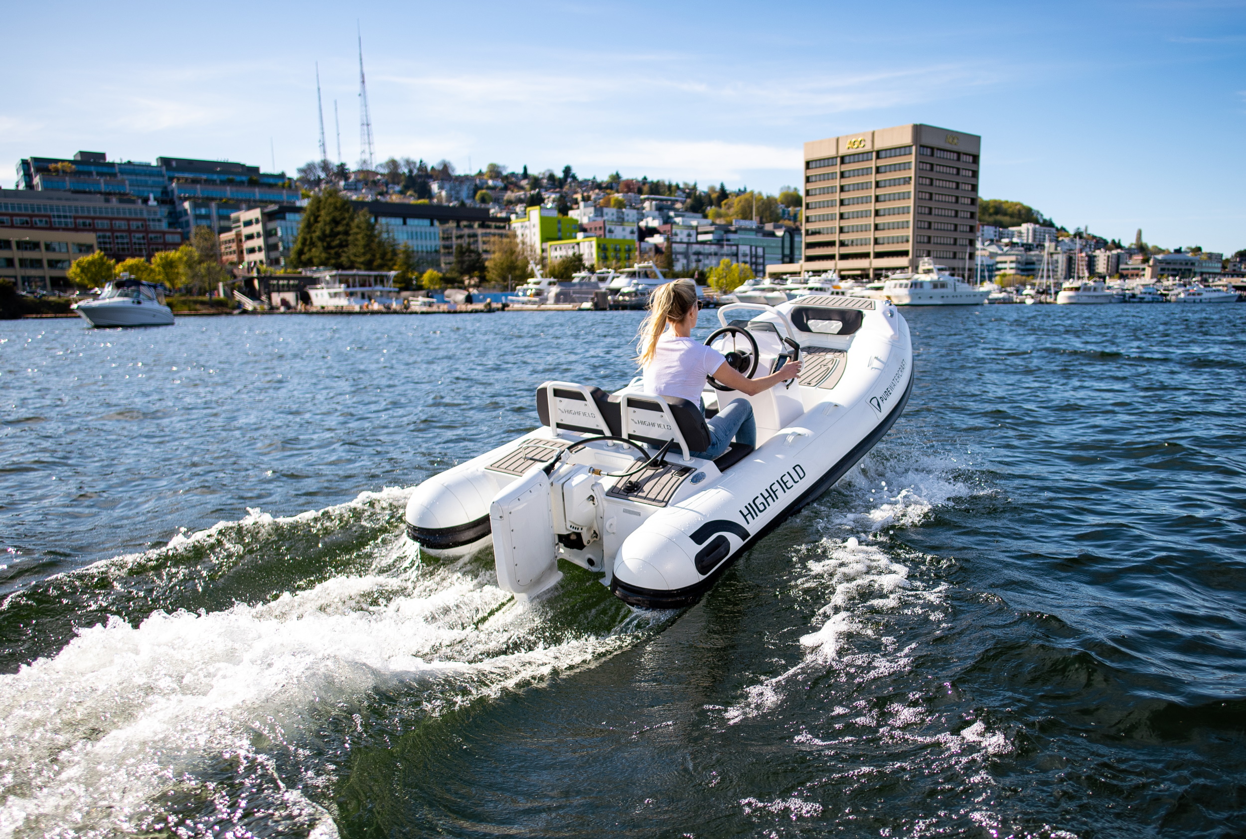 Un barco con un motor fuera de borda eléctrico navegando por un lago.