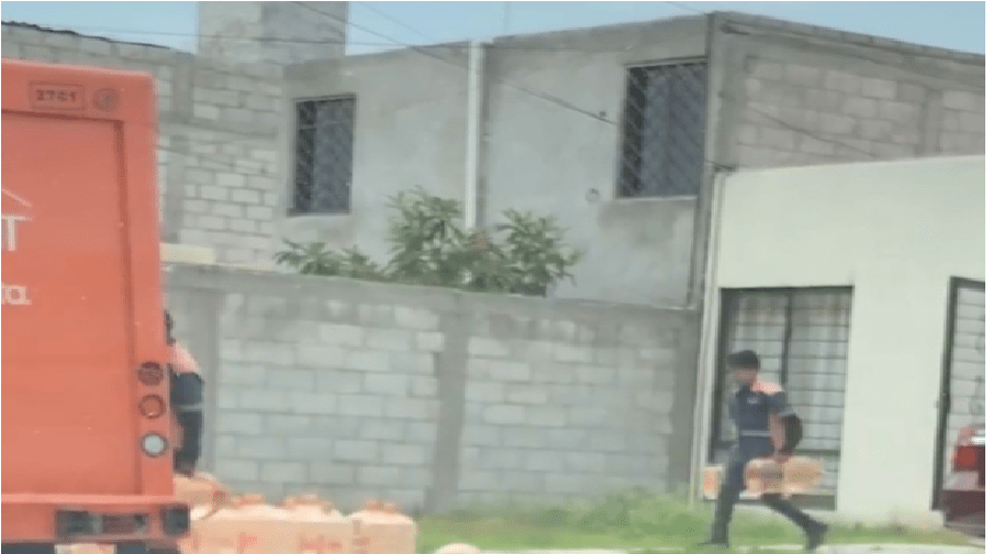 Rellenan garrafones de BONAFONT en casa particular de Querétaro, repartidores deshonestos