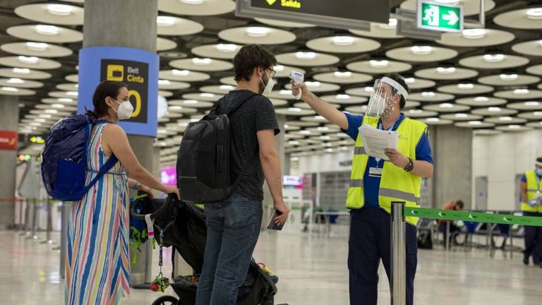 Control de temperatura a viajeros en el aeropuerto de Madrid-Barajas.
