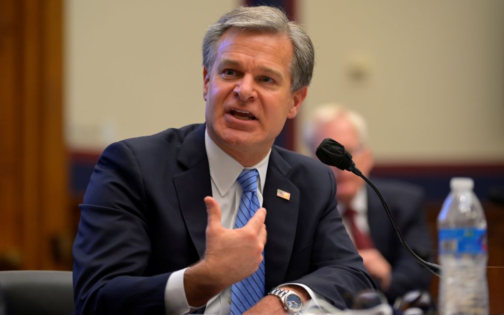 Rusia ‘redobla desinformación’ para socavar campaña de Biden: Director del FBI