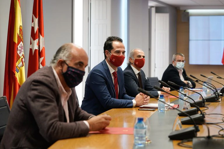 El grupo Covid de Madrid, esta tarde en la sede de la vicepresidencia regional.