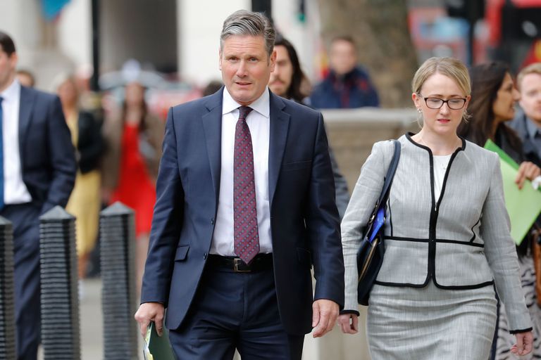 El líder laborista, Keir Starmer, camina por Londres junto a Rebecca Long-Bailey, en mayo del año pasado.