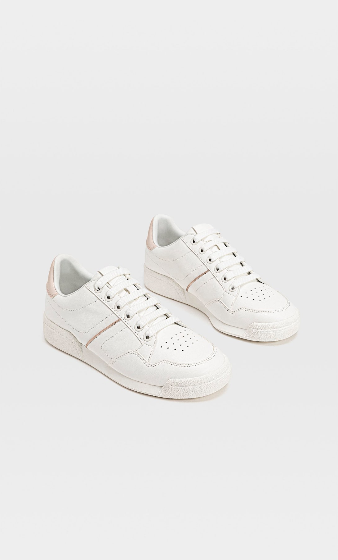 Stradivarius tiene estos modelos de zapatillas de oferta por menos de 14 euros