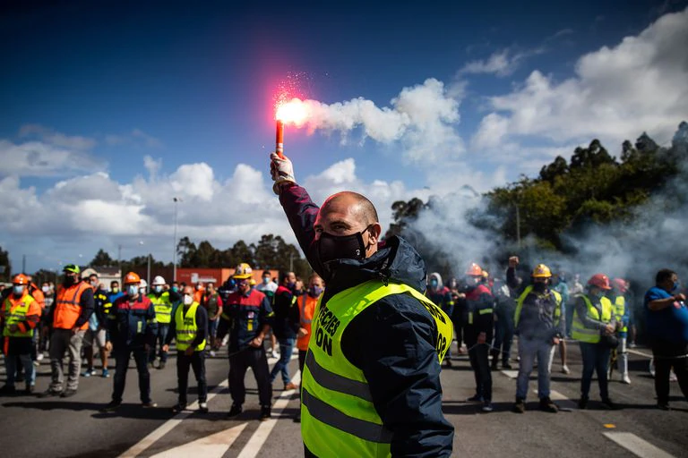 Concentracion de trabajadores de Alcoa en uno de los accesos a la fabrica de aluminio primario.