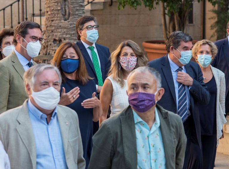 La ministra de Trabajo, Yolanda Díaz , en el centro, entre el ministro de Seguridad Social, José Luis Escrivá, y la presidenta de Baleares, Francina Armengol, con el secretario general de UGT, Pepe Álvarez, con mascarilla morada, y el presidente de la CEOE, Antonio Garamendi, primero por la izquierda a principios de septiembre en Palma de Mallorca.