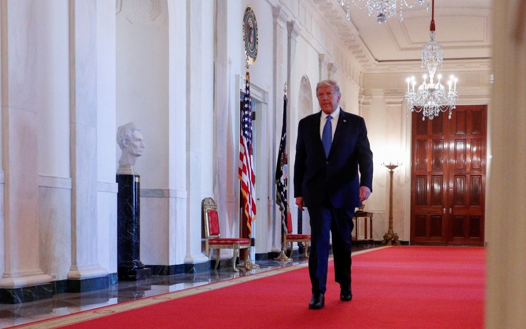 Trump anuncia nuevas sanciones contra el ron y los cigarros cubanos