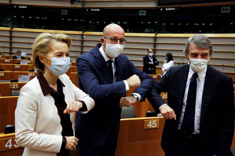 La presidenta de la Comisión Europea, Ursula Von Der Leyen, el presidente del Consejo Europeo, Charles Michel, y el presidente del Parlamento Europeo, David Sassoli, en el Parlamento Europeo en Bruselas, Bélgica, el pasado 23 de julio.