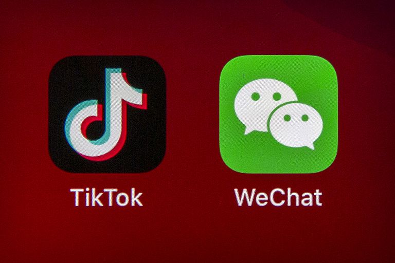 Los logos de TikTok y WeChat.
