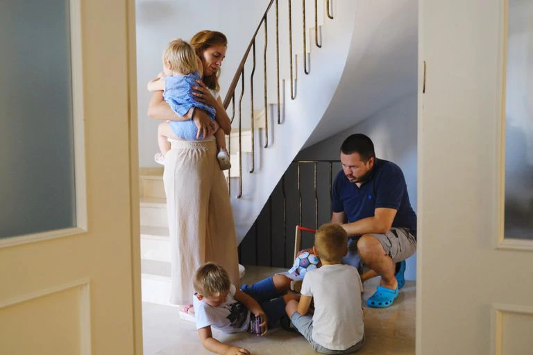 Almudena Millán y Luis Ocaña, con sus tres hijos en su casa en Montequinto (Sevilla).