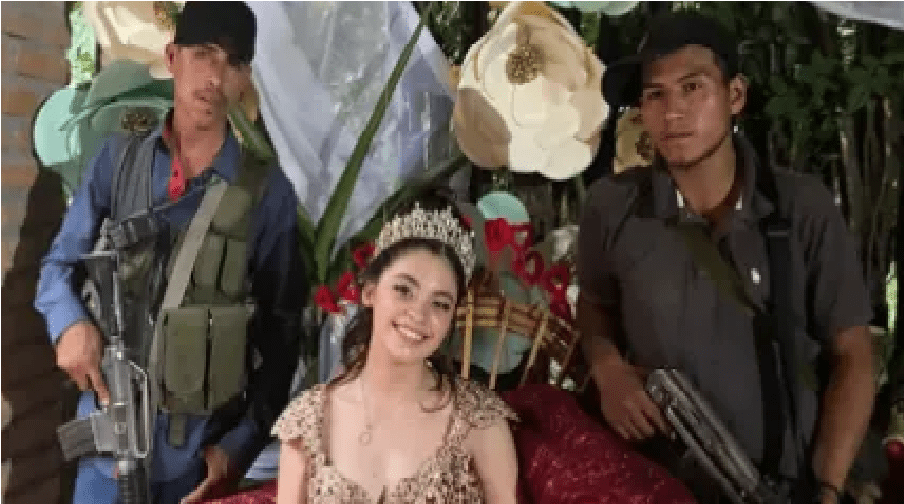 VIDEO: Sicarios armados posan con quinceañera, difunden video en redes sociales