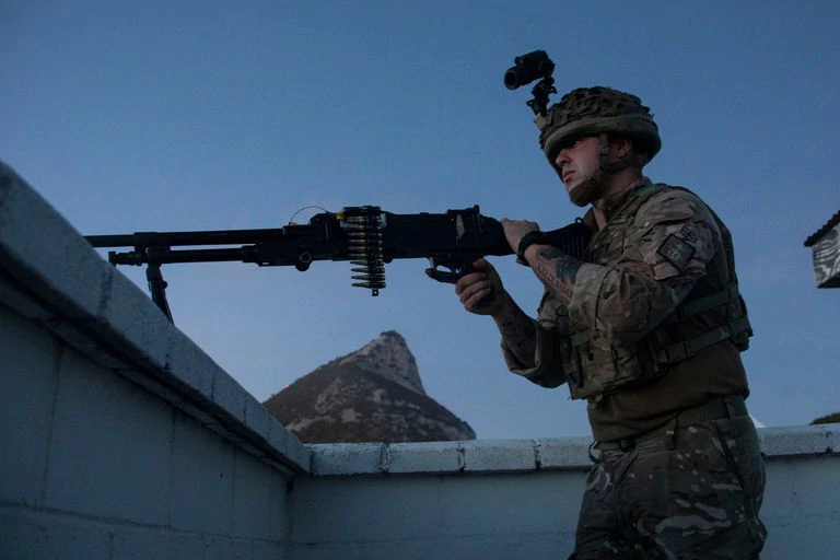 Militares de las Fuerzas Armadas británicas en Gibraltar, durante las maniobras 'Malicia de Macaco'