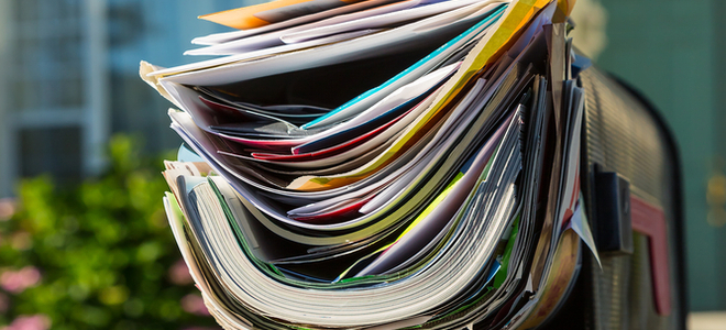 Un buzón de correo en casa rebosante de correo