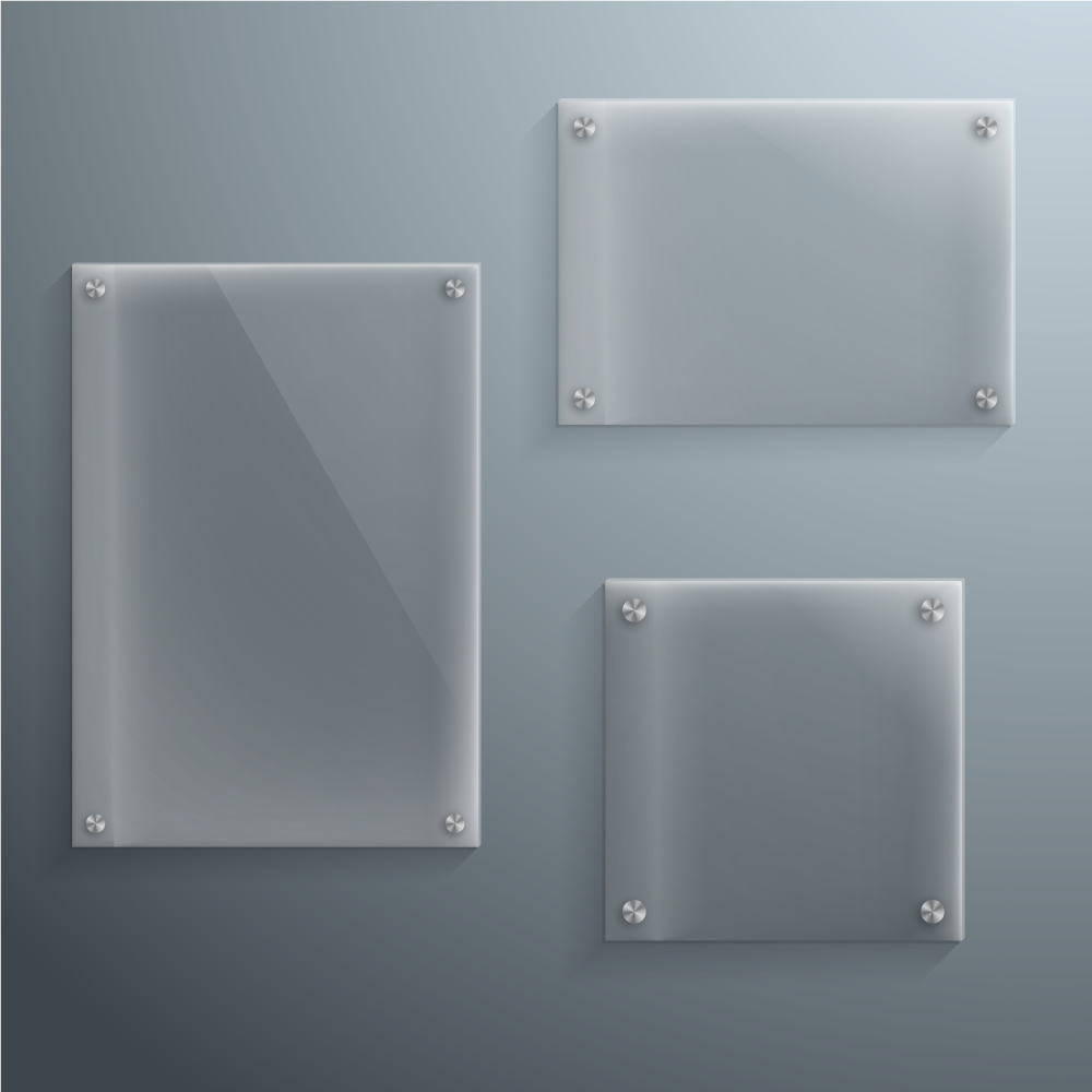 Tres tableros de mensajes de vidrio.