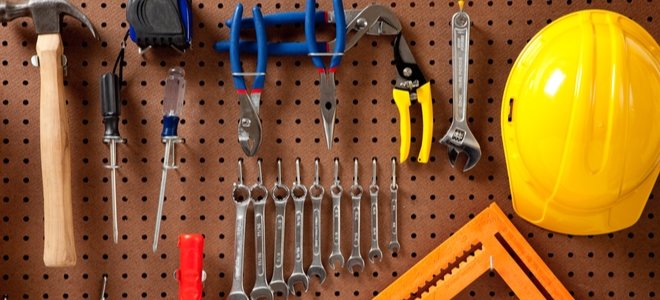 herramientas colgadas en tablero de clavijas