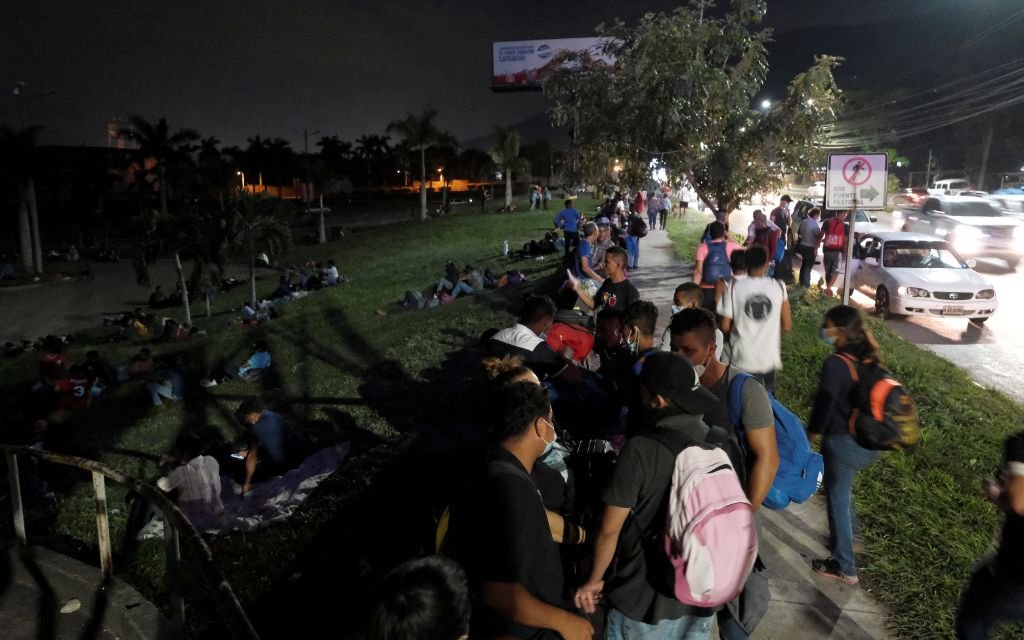 Caravana de migrantes ingresan a Guatemala a su paso hacia EU