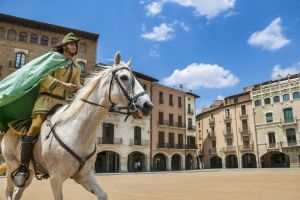 Un jinete vestido de época, en la Plaça del Mercat o Major, de Vic, capital de la comarca de Osona, en la provincia de Barcelona.