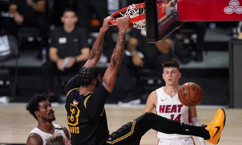 Anthony Davis se cuelga del aro tras culminar un gran ataque angelino.
