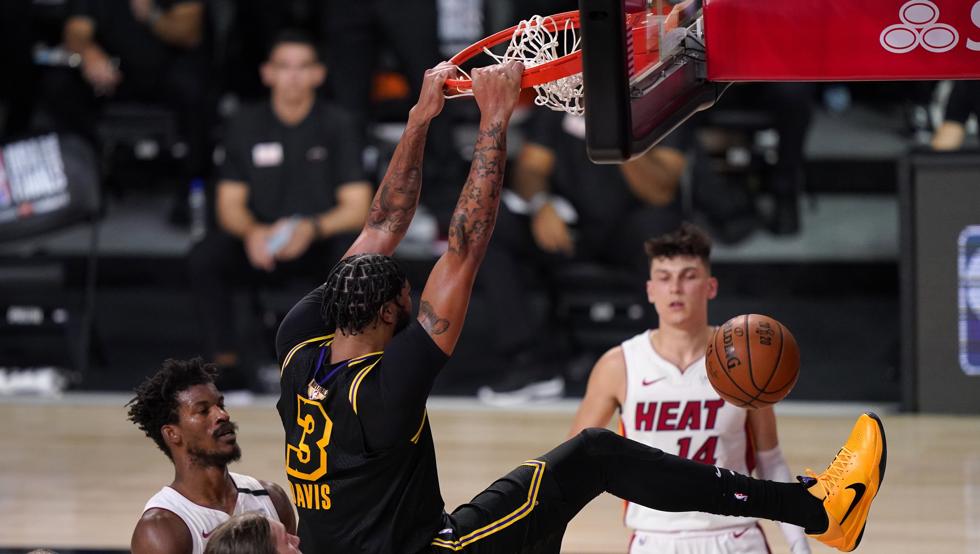 Anthony Davis se cuelga del aro tras culminar un gran ataque angelino.