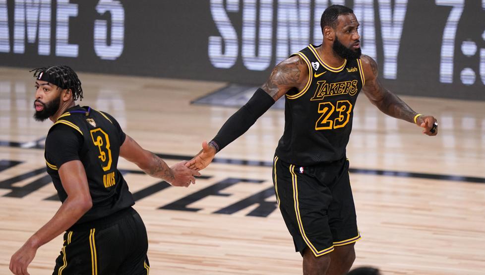 AD y LeBron, durante el segundo partido de las Finales NBA.