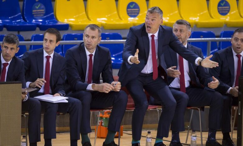 Saras Jasikevicius, con sus ayudantes, entre ellos, Darius Maskoliunas