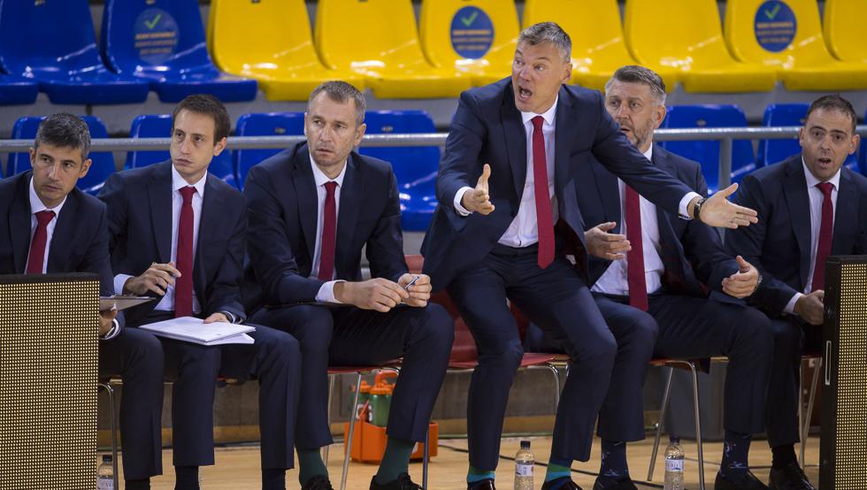 Saras Jasikevicius, con sus ayudantes, entre ellos, Darius Maskoliunas