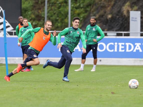 Merquelanz y Arambarri persiguen el mismo balón